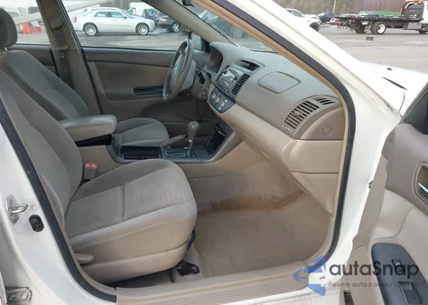 2005 Toyota Camry Le z USA, uszkodzony, nr VIN 4T1BE32K45U393779